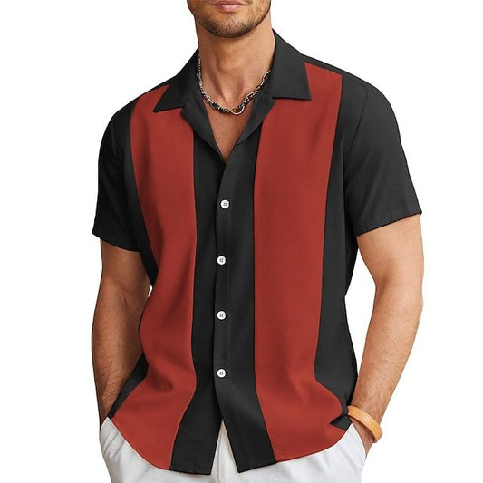 Homme portant une chemise d'été à rayures verticales, coupe décontractée








