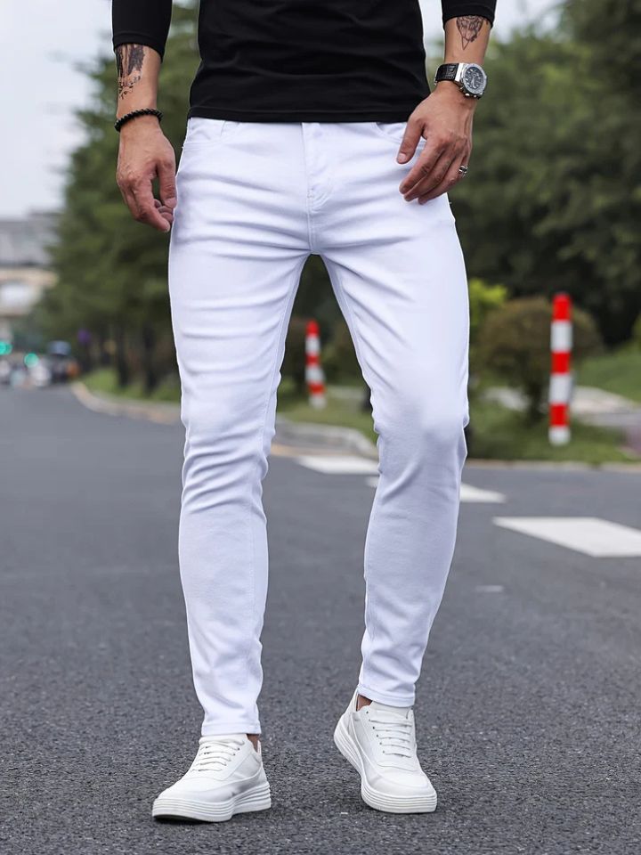 Pantalon en denim slim pour hommes à la coupe ajustée, parfait pour l'été.