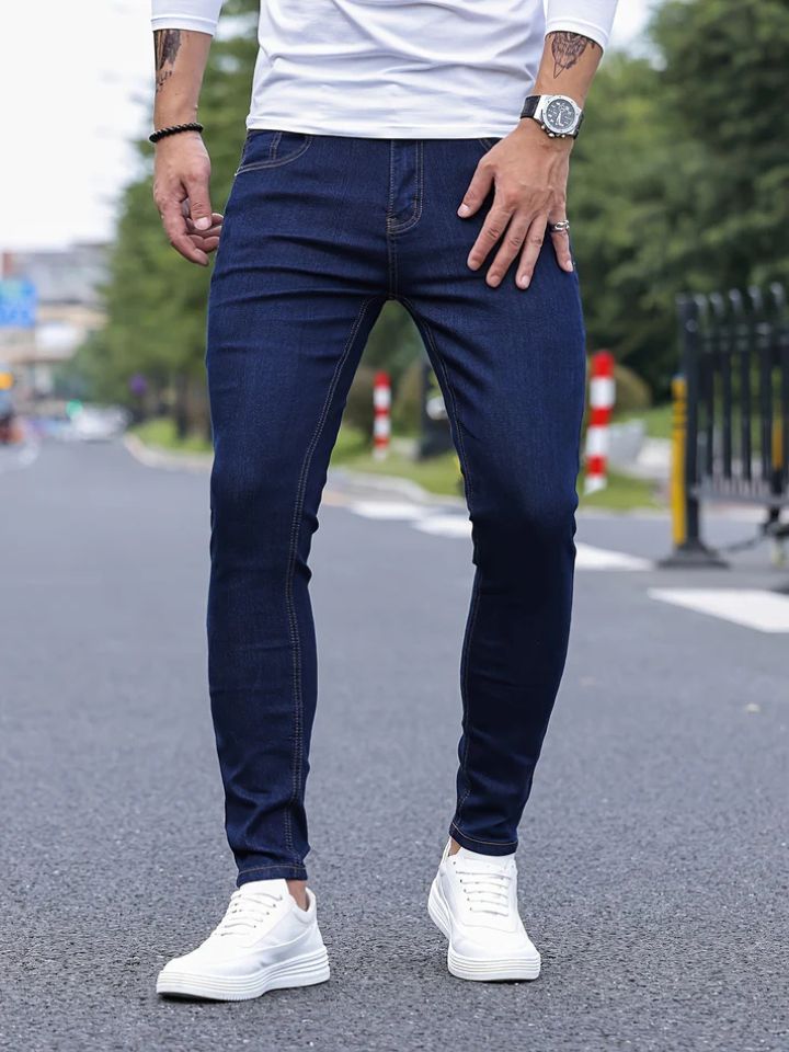 Pantalon en denim slim pour hommes à la coupe ajustée, parfait pour l'été.