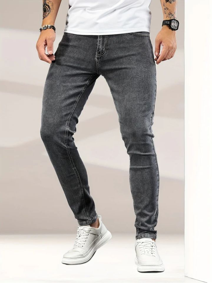 Pantalon en denim slim pour hommes à la coupe ajustée, parfait pour l'été.