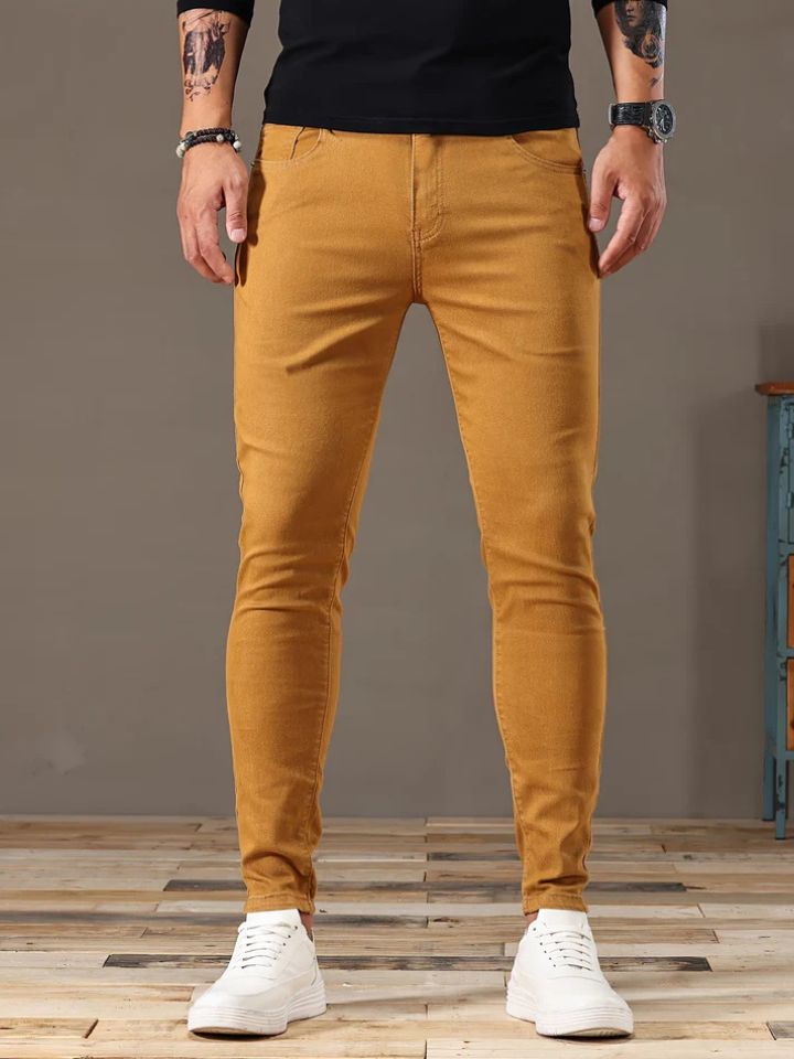 Pantalon en denim slim pour hommes à la coupe ajustée, parfait pour l'été.